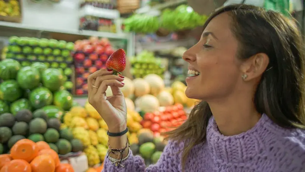 Mujer comiendo una fresa