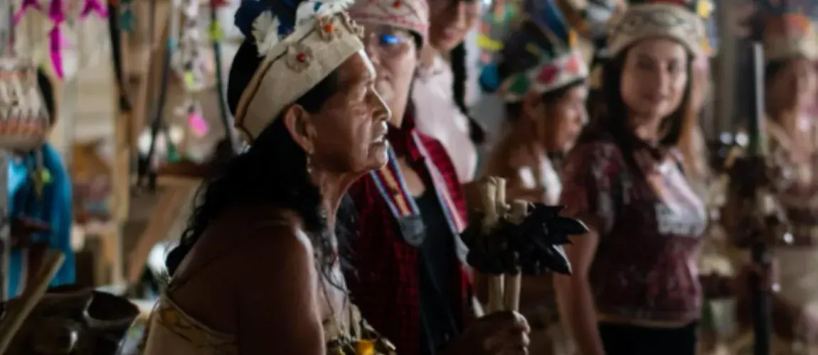 Mujer con chkapa en el Amazonas