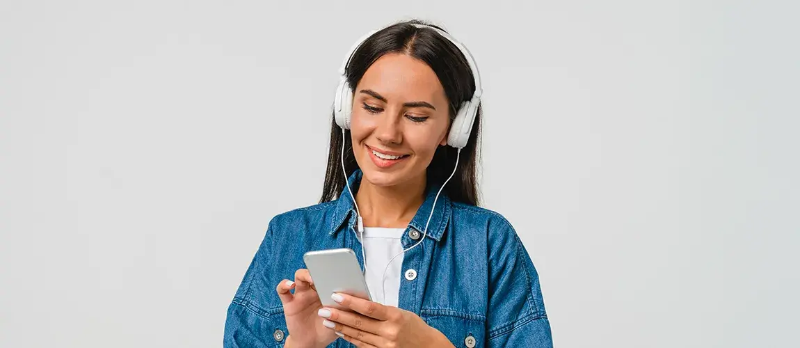 Mujer escuchando podcast