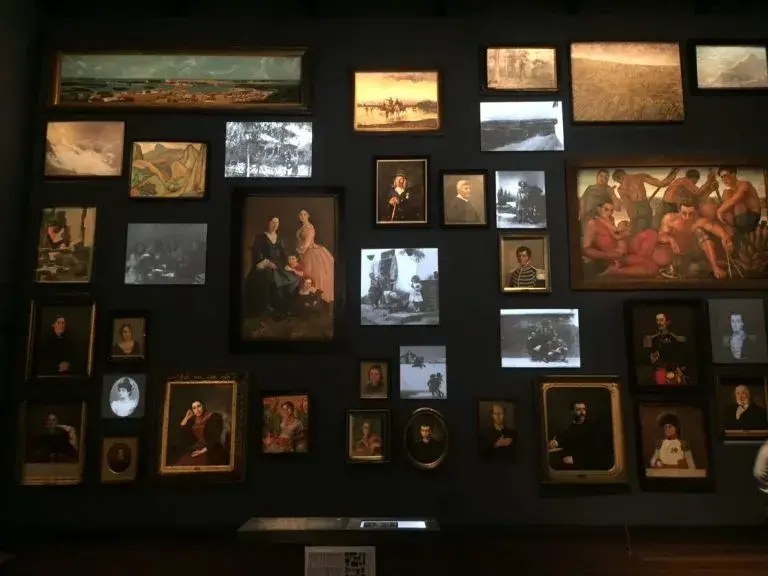 Sala de exposición permanente de la historia del arte colombiano en el Museo Nacional de Colombia 