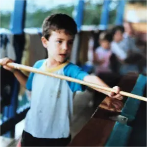 Niño jugando billar