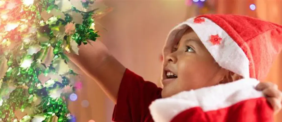 Niño mirando un árbol de Navidad