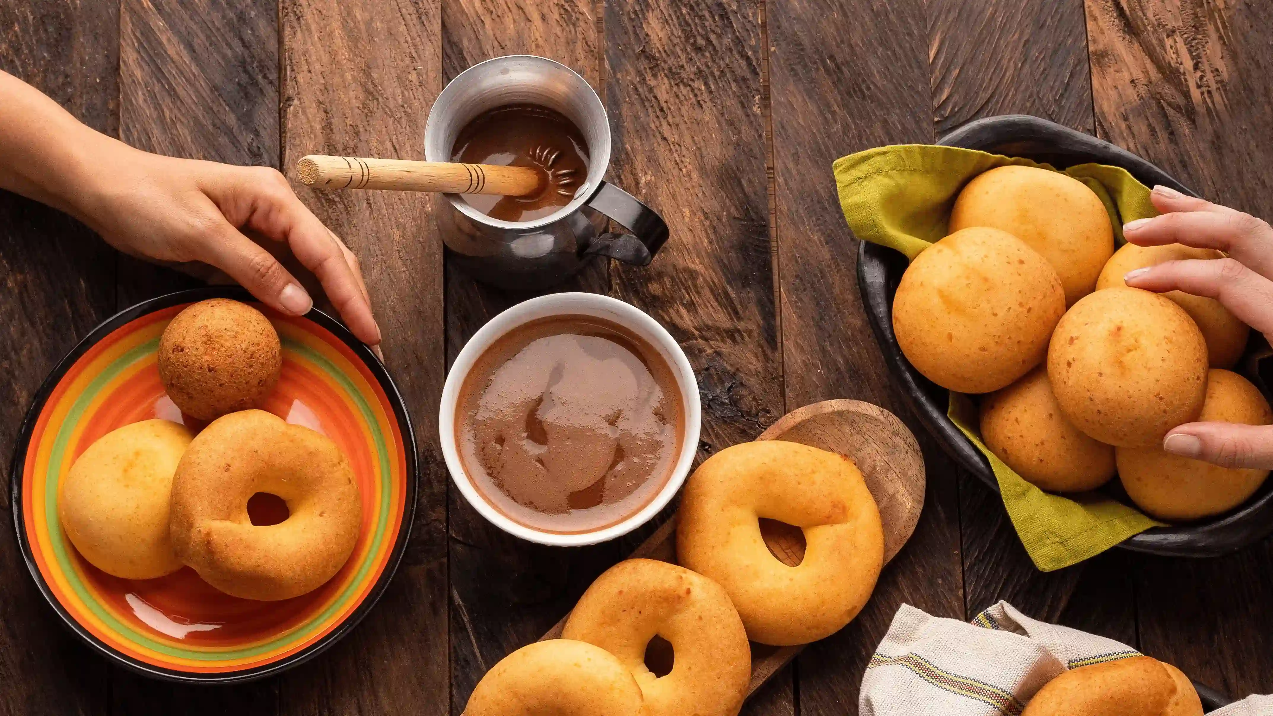 Pandebonos y chocolate caliente para compartir.