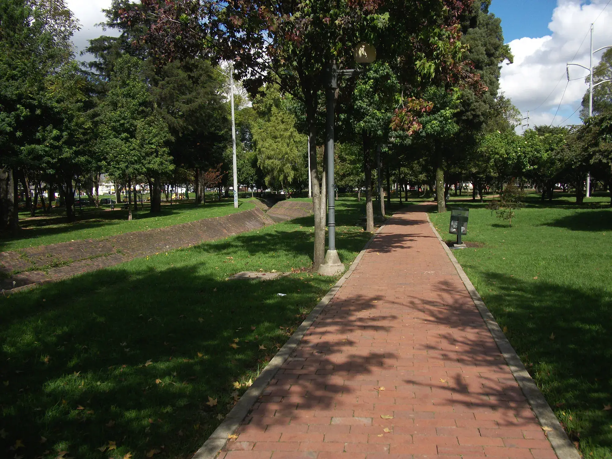 Camino de ladrillo en el Parque el virrey en Bogotá.