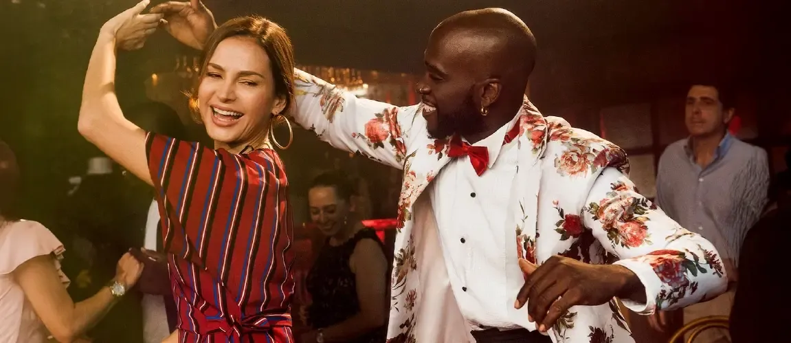 Pareja bailando baile típico colombiano