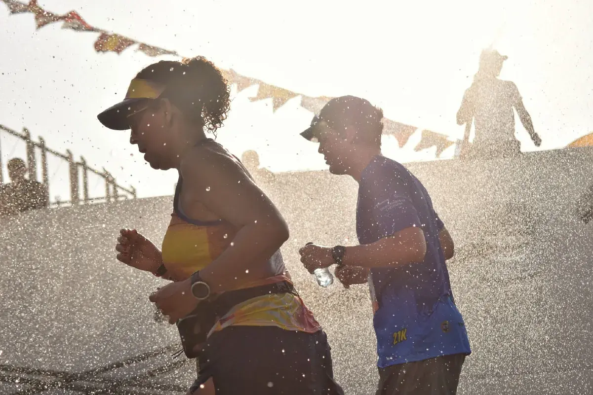 Pareja participando en la Media Maratón del Mar en Cartagena