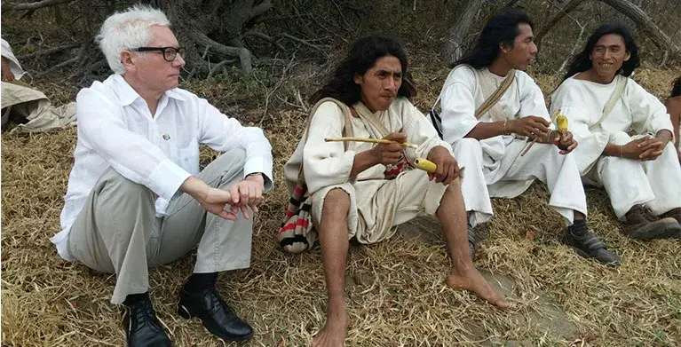Antanas Mockus compartiendo con indígenas arhuacos.