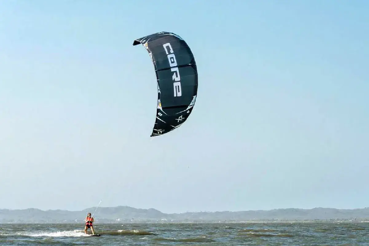 Persona practicando kitesurf en Cartagena