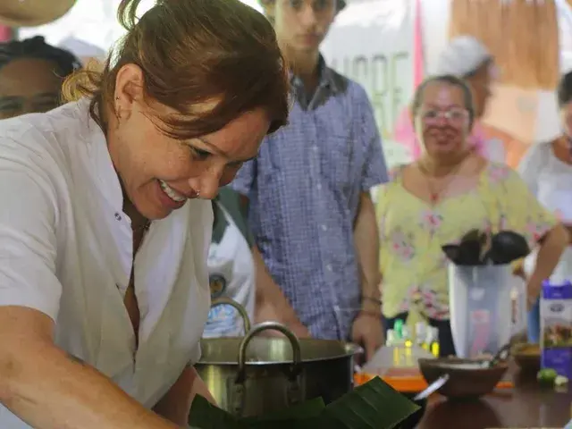 Leonor Espinosa cocinando con otras personas.