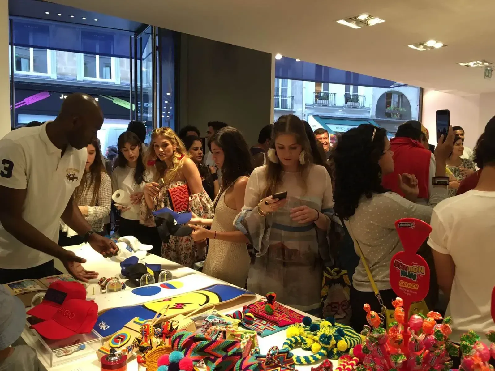 Personas interactúan en feria con productos artesanales colombianos