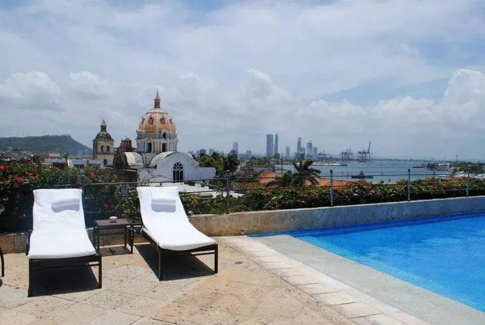 Piscina con vista al centro histórico y la bahía de Cartagena.