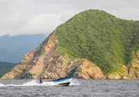 Lancha rápida en la costa rocosa de Playa Cinto, Tayrona.