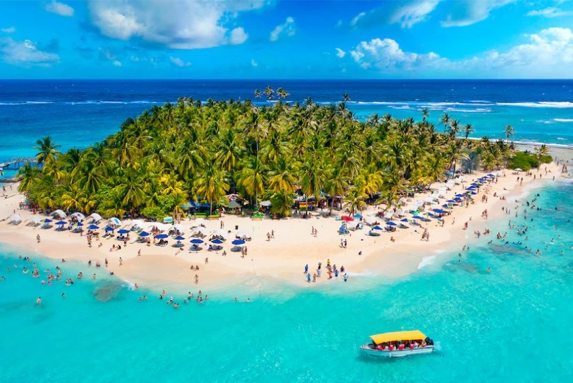 Playa de Johnny Cay en San Andrés en un día soleado con turistas