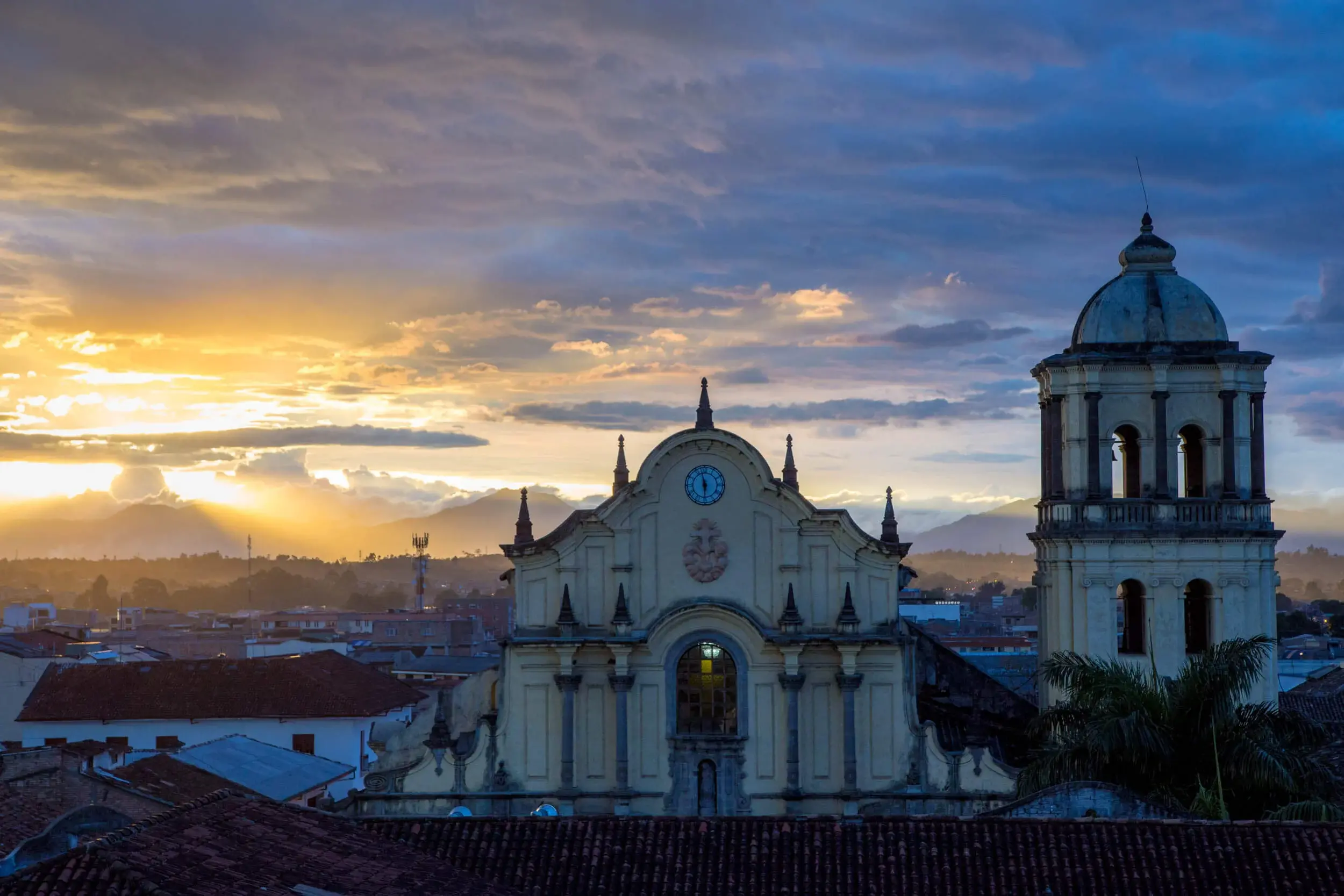 Atardecer sobre la catedral de Popayán con cielo nublado