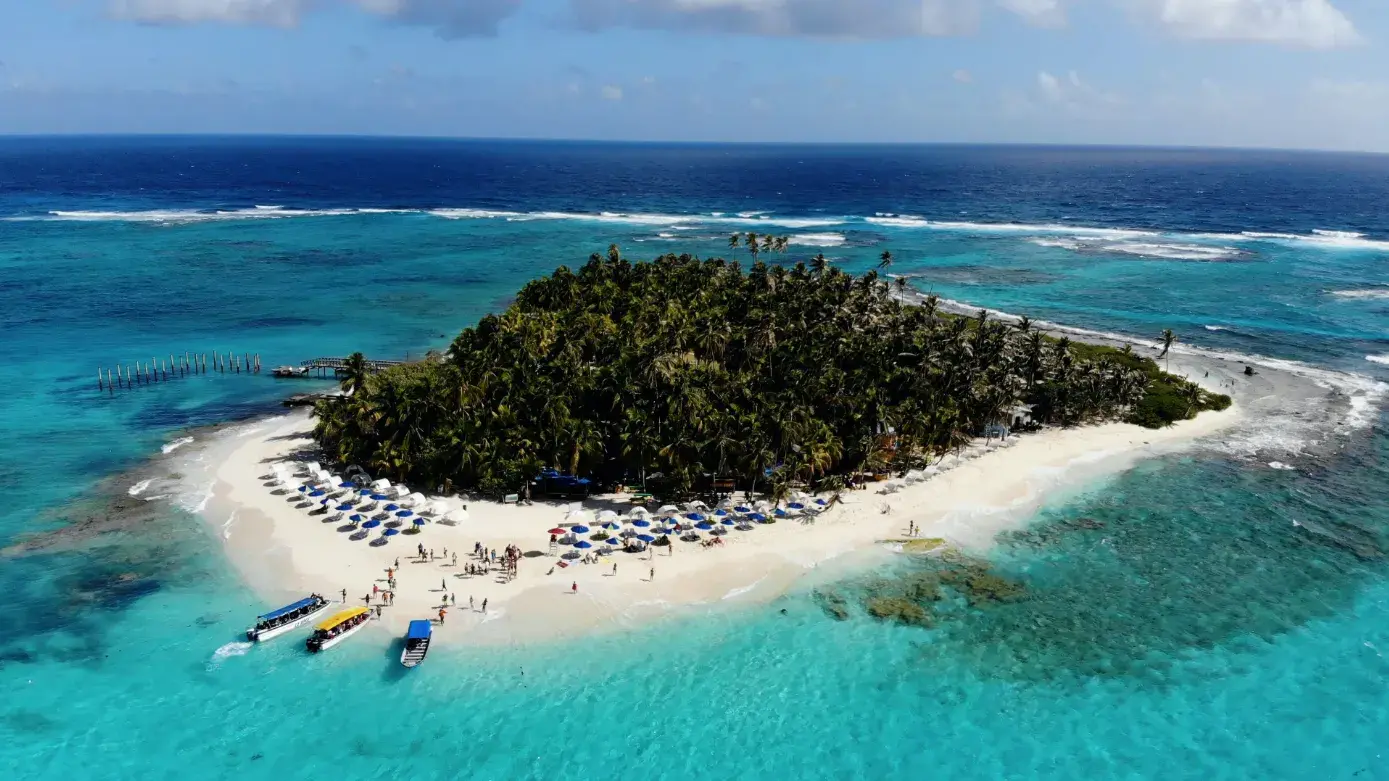 Islote Johnny Cay rodeado de aguas turquesa en San Andrés