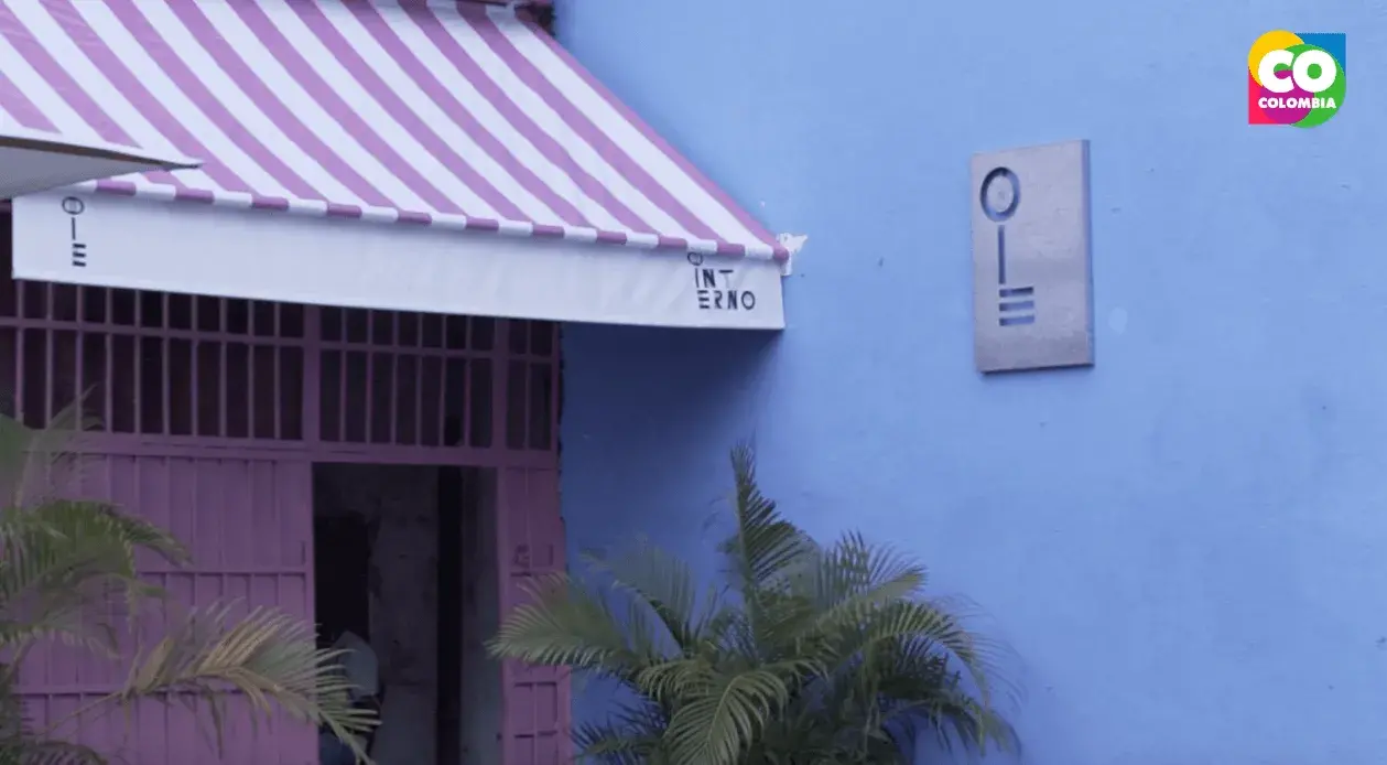 Entrada del restaurante Interno en Cartagena con toldo a rayas