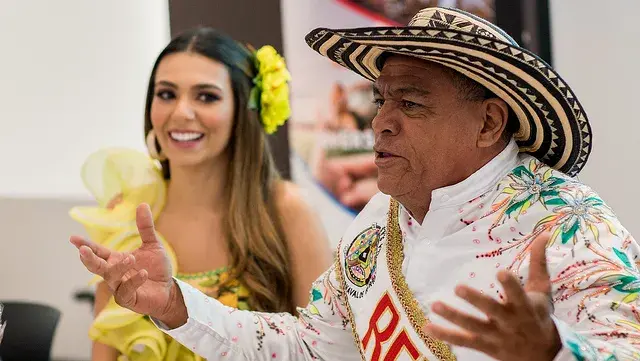 Rey Momo del Carnaval de Barranquilla hablando.