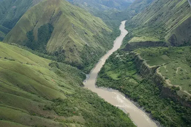 Río entre montañas verdes en cañón colombiano