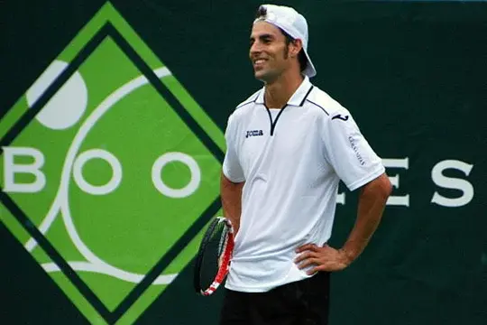 Santiago Giraldo en torneo de tenis sonriendo con raqueta en mano