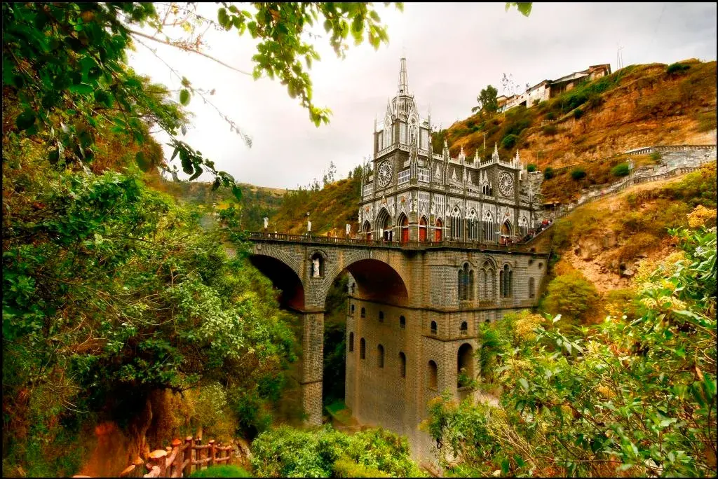 Imponente Santuario de Las Lajas sobre un puente entre montañas.