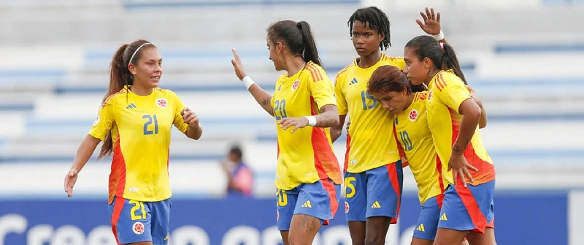 Jugadoras de la selección femenina de Colombia celebrando un gol en equipo