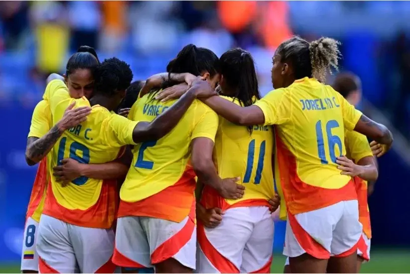 Jugadoras de la selección Colombia femenina abrazadas tras un partido