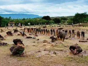 Sitio arqueológico de San Agustín con monolitos de piedra. ¡Un lugar lleno de historia en Colombia!