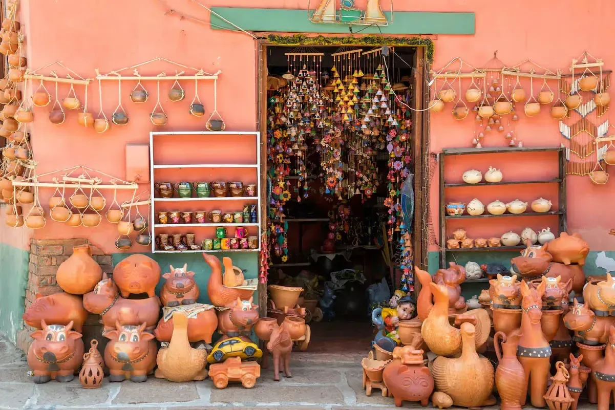 Local con artesanías de cerámica en Ráquira, Colombia
