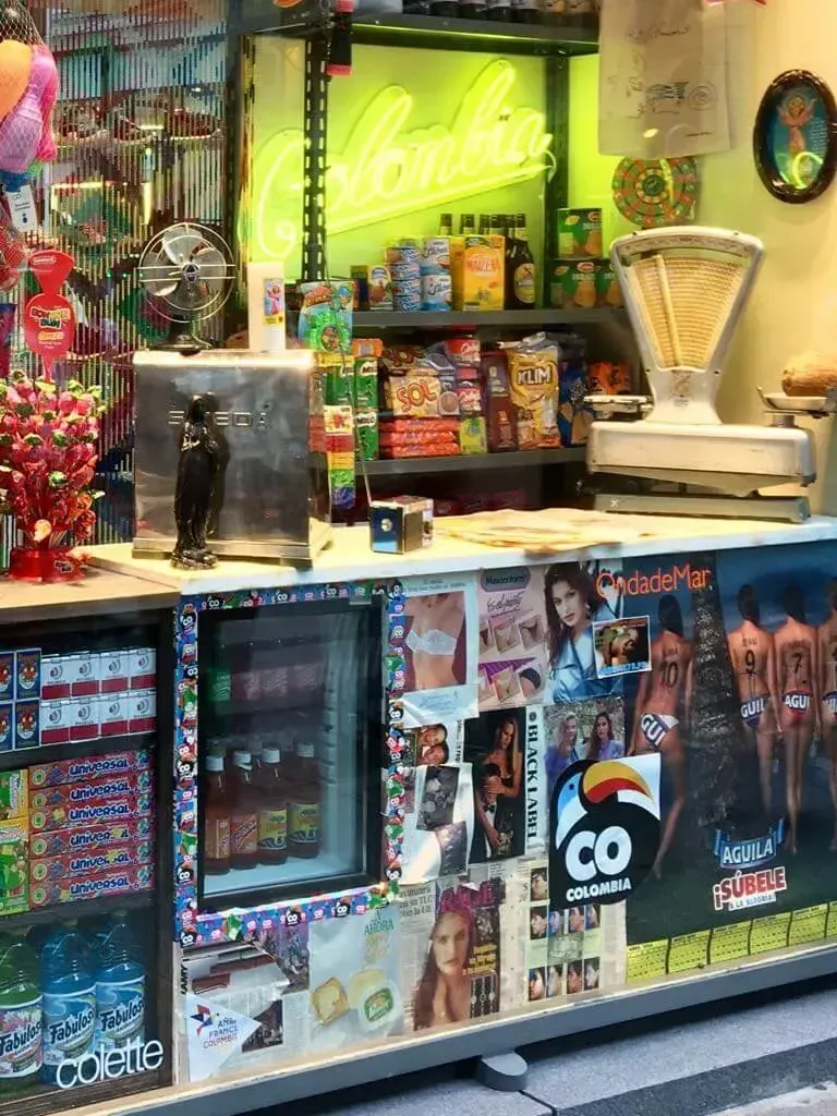 Tienda con productos retro y publicidad de marcas colombianas