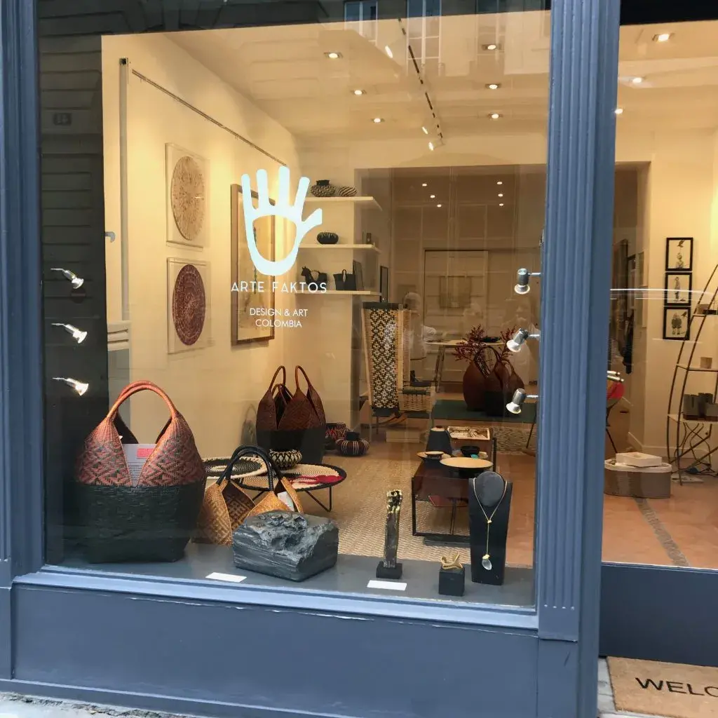 Escaparate de la tienda Arte Faktos con bolsos, cestas y joyas. loading=