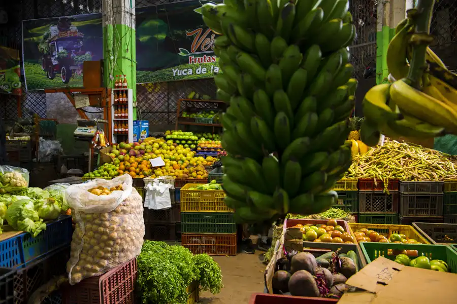 Frutas y verduras en plaza de mercado