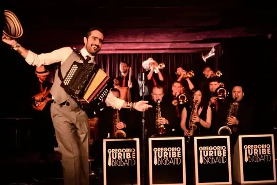 Gregorio Uribe y su banda tocando en vivo