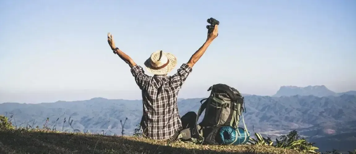 Viajero contemplando destino colombiano