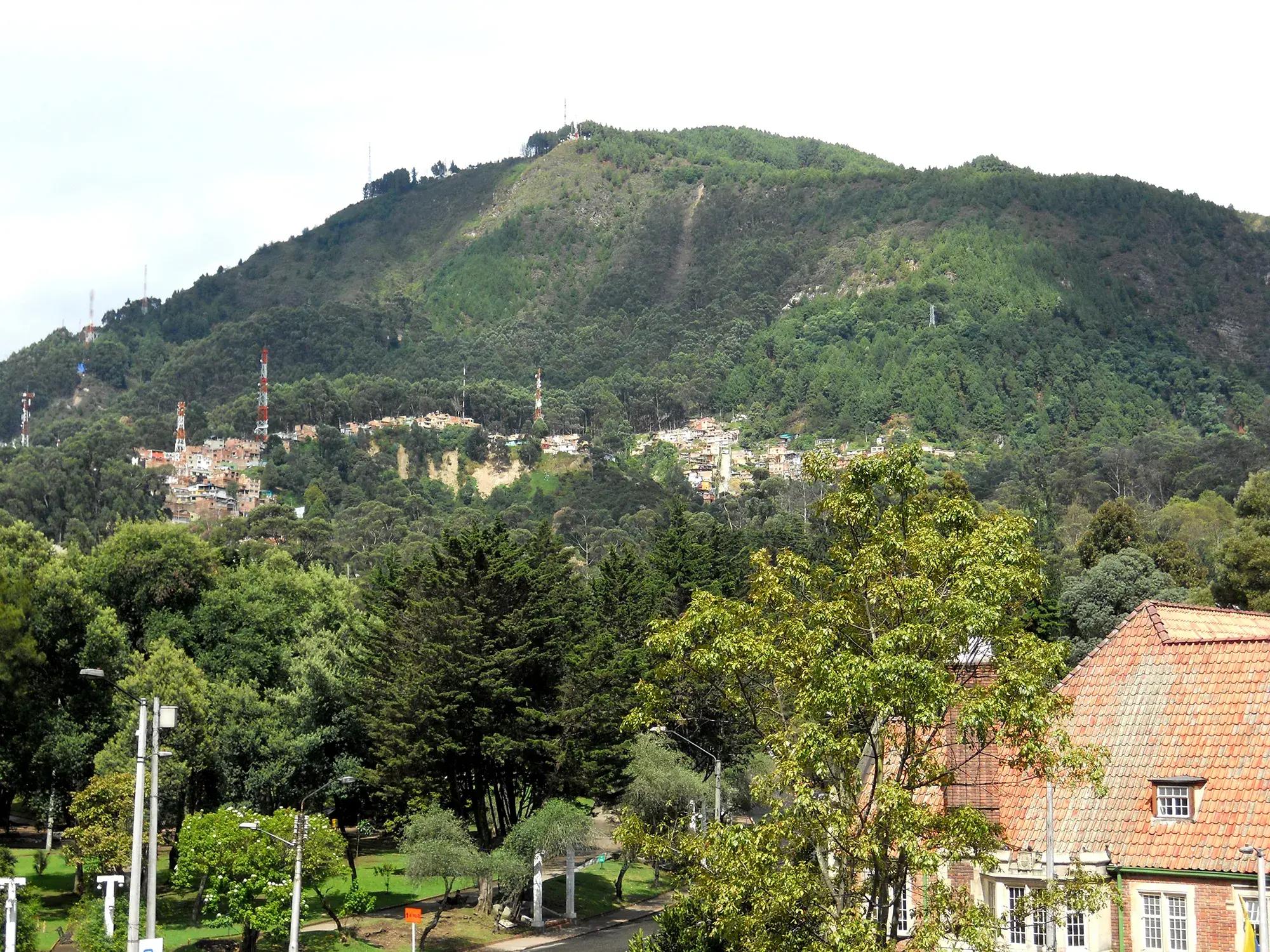 Vista del Cerro de Monserrate desde Bogotá.