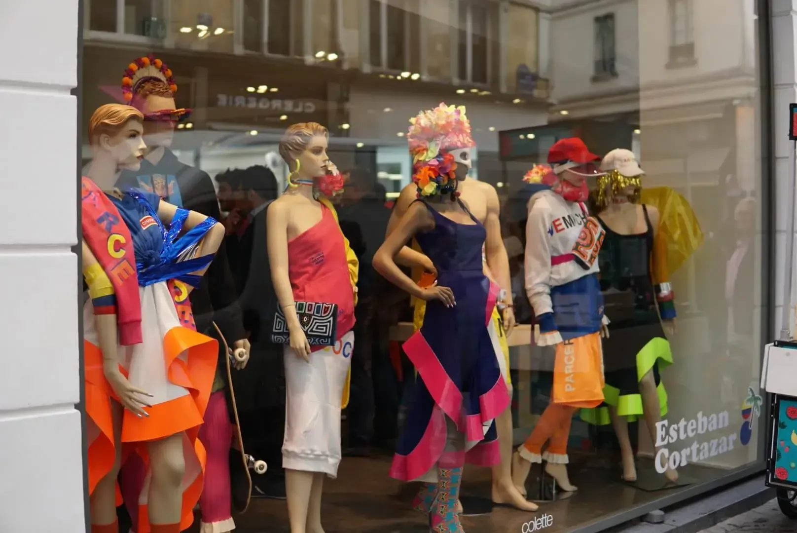 Maniquíes exhiben moda colombiana en vitrina con diseños coloridos