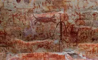 Figuras de arte rupestre talladas en una roca ubicada en Santander, Colombia
