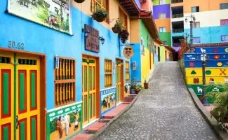 Calle colorida de Guatapé