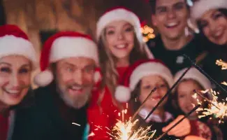 Familia celebrando la Navidad