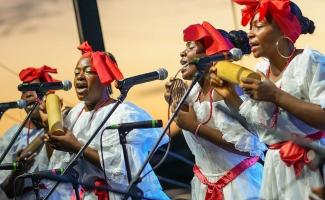 Mujeres del pacífico cantando en el Petronio