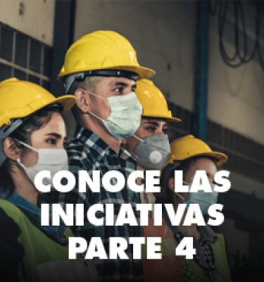 4 trabajadores con tapabocas y cascos de seguridad industríal