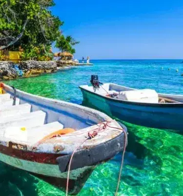 Barcos en las cristalinas aguas de Islas del Rosario Colombia