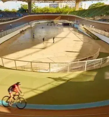 Dos ciclistas colombianos dando la vuelta en la pista