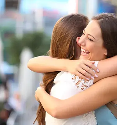 mujeres abrazándose