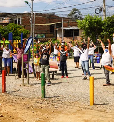 Parque infantil hecho con materiales reciclables en Colombia 