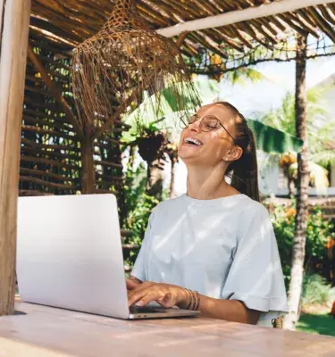 Mujer en su computadora 