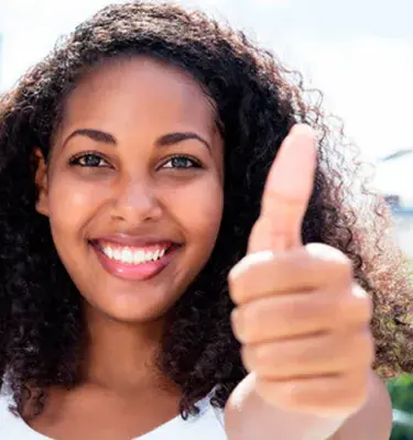 Mujer con pulgar arriba