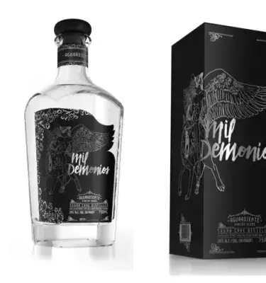 Botella y caja de aguardiente colombiano "Mil Demonios".