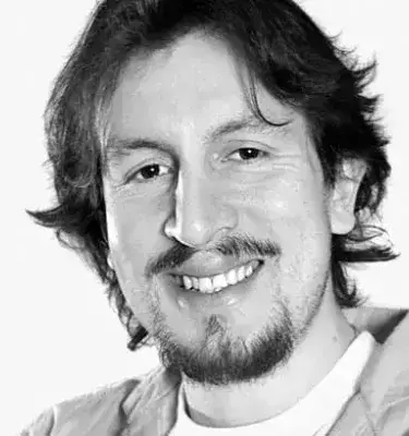 Retrato en blanco y negro de Alex Torrenegra sonriendo