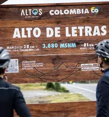 Cartel de madera en el Alto de Letras en Colombia