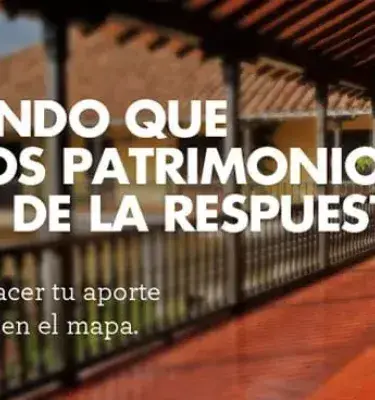 arquitectura colonial con piso de ladrillo y techo de tejas de barro.